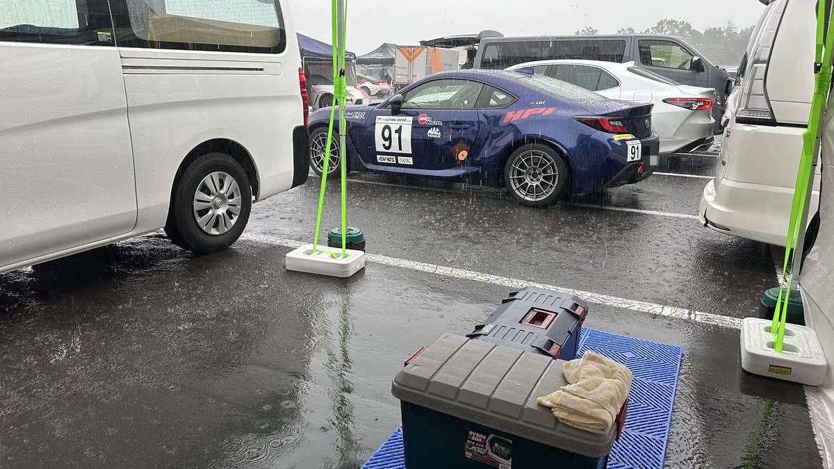 bobby_shew1986's tweet photo. おはよございます❗️

9/5〜9/7の３日間、富士スピードウェイでGR86/BRZのレースが行われており、現在メカニック要員で参加中です👨‍🔧

9/5 練習走行←今ここ
9/6 予選
9/7 決勝

台風接近中につき、今日は生憎の大雨☔

不幸中の幸いか、風は強くないので、とりあえずテントを張ることはできました😌 https://t.co/v7cx7tKFCf