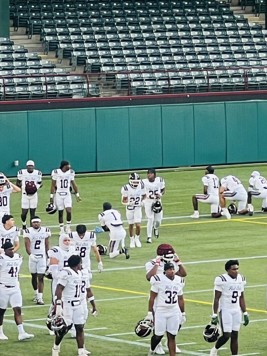 This kneel is different… he loss his bestfriend/grandpa this week. Please keep him in your prayers… this is a hard one for him. And I want to say an extra thank you <a href="/rohawksfootball/">Red Oak Hawks Football</a> for wrapping your arms around him at this very difficult time. Love you <a href="/Thereal_407/">Dhillon “Sauce” McGee</a>