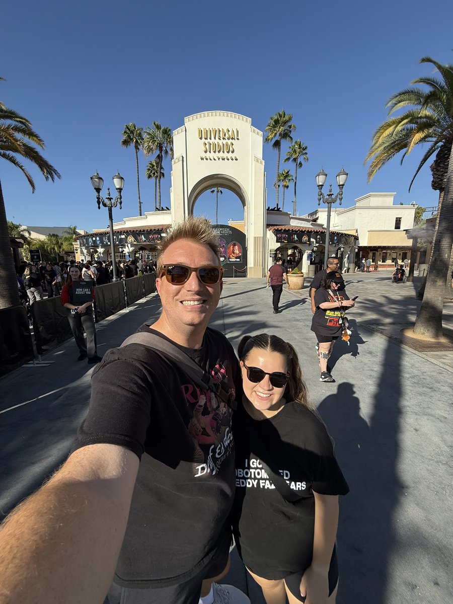 TharinWhite's tweet photo. Hello to @UniStudios for our first time! https://t.co/lwRd5U249K