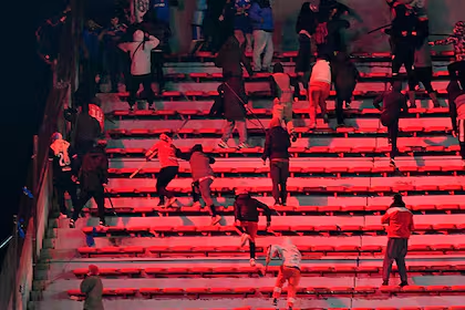 [DEPORTES]  En el marco de los incidentes, Independiente quedó eliminado de la Copa Sudamericana y la Universidad de Chile sigue en el torneo sin sanciones.