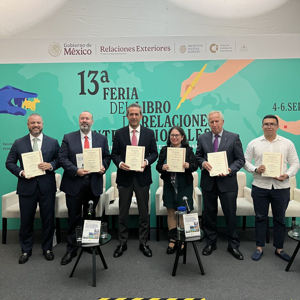 ✨📚 Concluimos el primer día de la Feria del Libro de Relaciones Internacionales.
Gracias por acompañarnos en este inicio lleno de ideas, reflexiones y grandes presentaciones. 🌍💬
¡Nos vemos mañana para seguir celebrando la lectura y el conocimiento! 🕊️📖