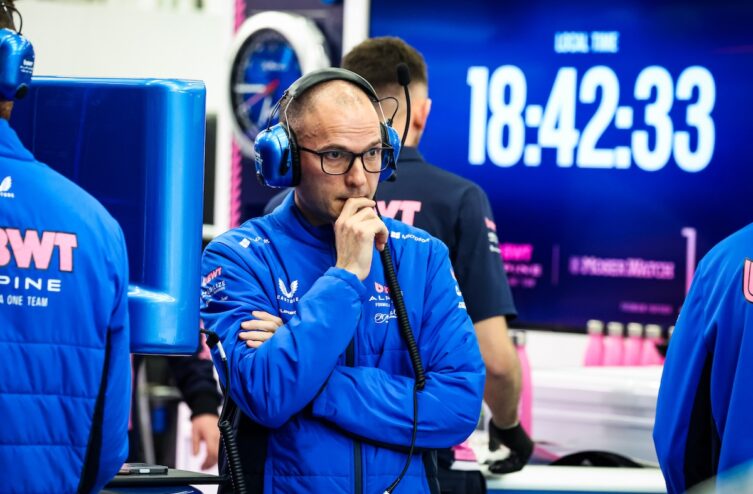 🔵 Alpine se encuentra actualmente en una fase crucial del desarrollo del A526. Todo está en juego.

David Sánchez estará menos presente en los circuitos, ya que está ocupado en Enstone. Todas las esperanzas del equipo para 2026 descansan en este hombre.

#F1 #ItalianGP