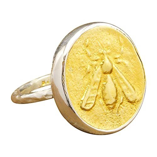 jworldtoday's tweet image. 🐝✨ Buzz into elegance with our Honey Bee Signet Ring in 925 Silver &amp;amp; Gold! Perfect for those who love a touch of nature's sparkle. Ready to make this buzz-worthy piece yours? 🐝💍 Click here for more details or to buy: jewelryworld.today/products/honey… #BeeChic #RingBling