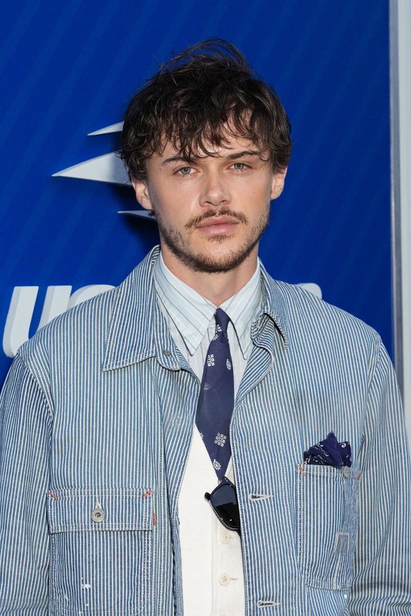 otbperrie's tweet image. HE LOOKS SO GOOD WHAT THE HELL