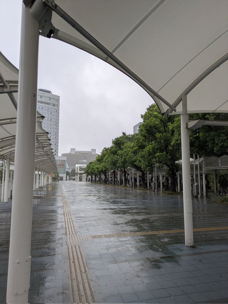 台風の雨が帰りはさらに激しくなりそうだけど、本日はギフト・ショーです。
りんかい線からは屋根の下通れば濡れないから助かります。

首都圏の皆さま、１日気をつけてお過ごしください。
