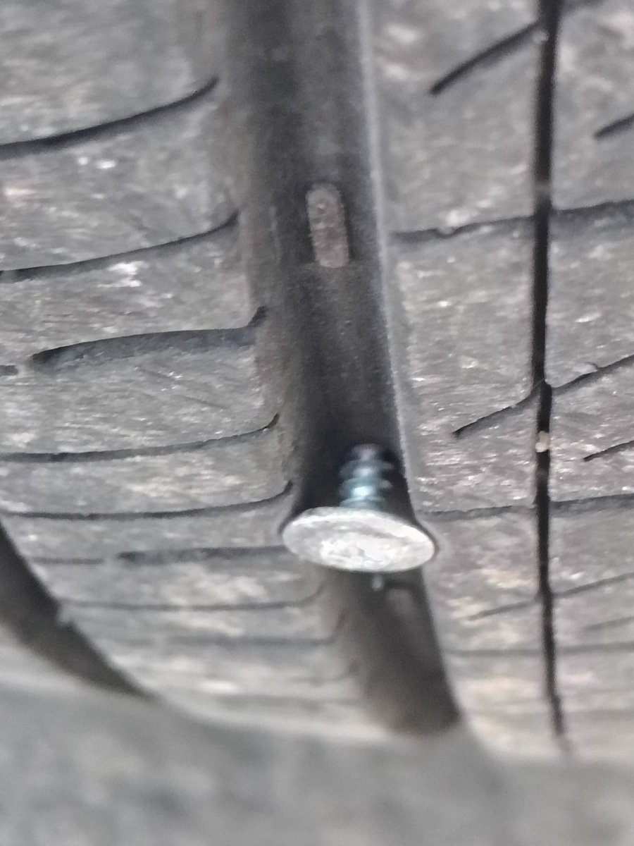 Tengo un vecino que me reprochó porque veo las mañanera todos los dias, le dije que lo que hiciera dentro de mi departamento no era asunto suyo (llegó muy giro) me fui al trabajo normal y en la tarde tenía una llanta baja, el se estaciona al lado, pvtos fachos sin huevos