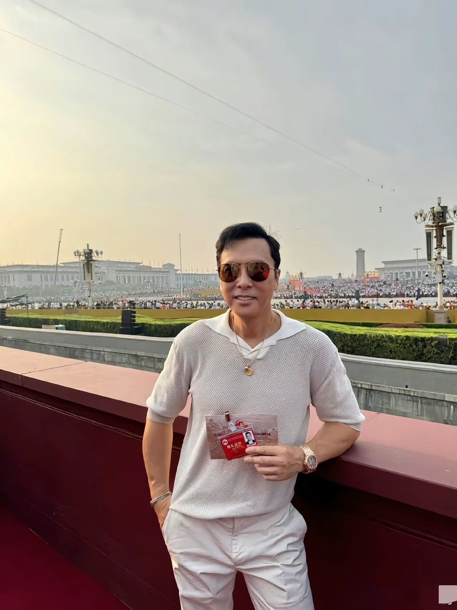 whiteTony99's tweet photo. 拿着邀请函的甄子丹站在观礼台上，脸上是掩不住的骄傲，这一刻，他用过去40年的实际行动和努力赢得了国家的认可！
12岁就随父母移居美国成为美籍华人！
​但在2009年放弃美籍回归中国，甚至不惜缴纳高额的弃籍税，终于在2013年正式获得中国籍！有节目中称他“美国明星”，他立马反驳，态度立���非常坚定！ https://t.co/6dsus75IzX