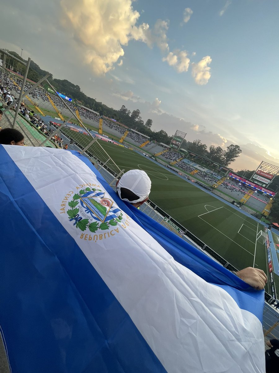 Rodri_velis's tweet image. Vamos El Salvador ⚽️🇸🇻 ya en el #CementosProgreso Dios con nosotros.