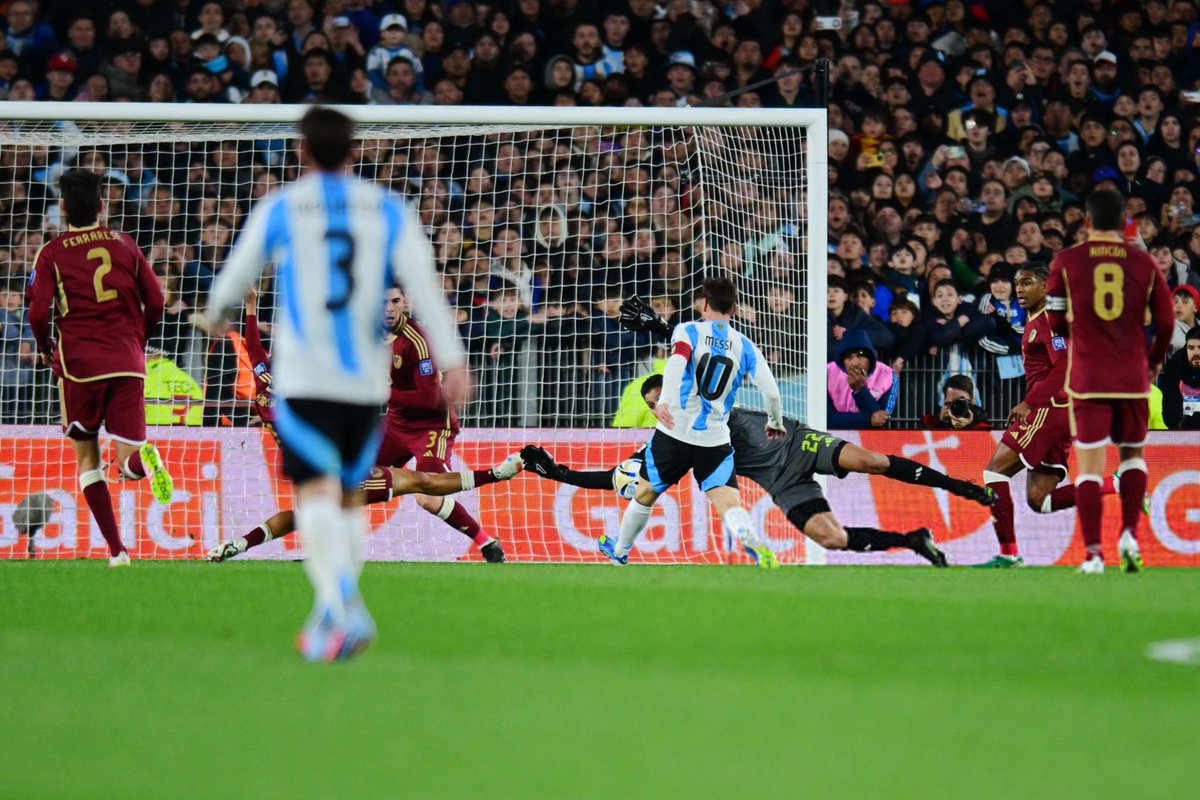 HQpcrt's tweet photo. Lionel Messi #WCQ https://t.co/JQINpdpuaY