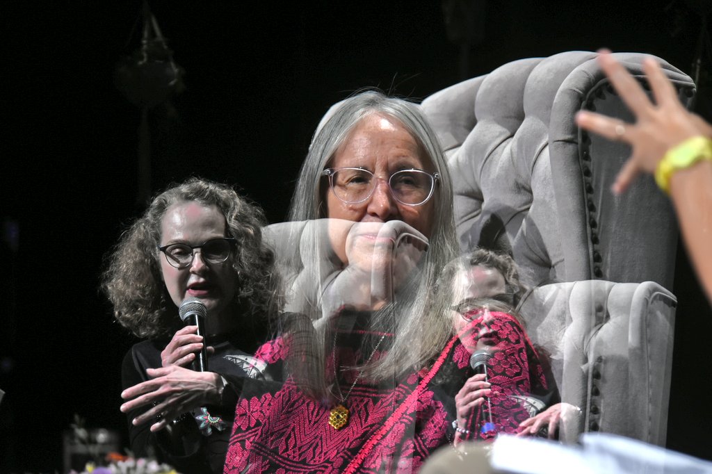 FotoReporMx's tweet photo. Julieta Fierro y Leticia Carigi en conversación con Paula Rosas sobre "Constelaciones" durante el primer día del Hay Festival 2025 en el Teatro de la Ciudad de Querétaro #HayFestival2025 #HayQueretaro25 @hayfestival_esp @julietafierro1 Fotos: Alejandro Meléndez @alexmelon https://t.co/uvq2Lo4dEr
