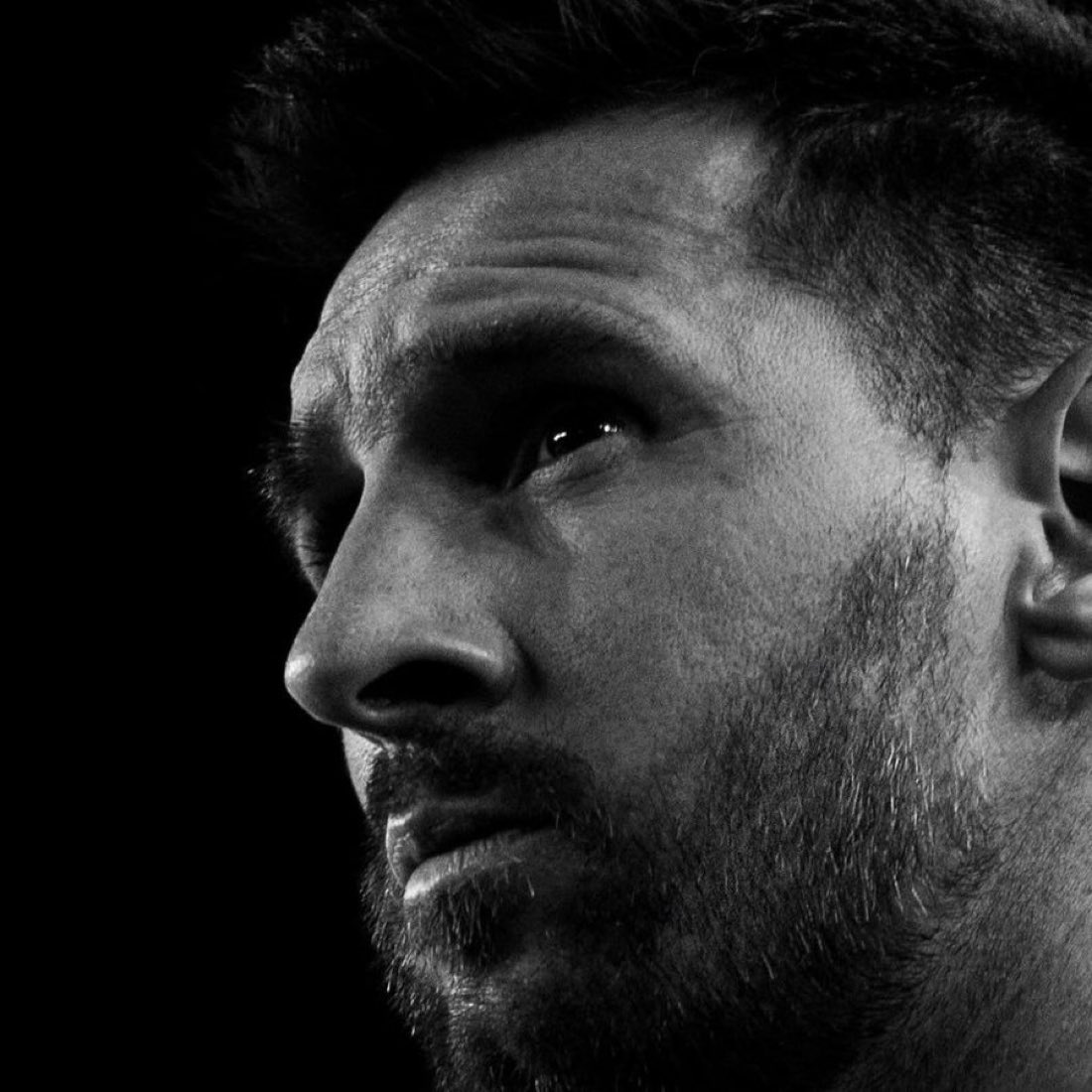 "أنا مؤمنُ يا ميسي أن الفُصول أَربعة و ستظل دوماً أربعة و بأن شمسً واحدة و بأن بدراً واحدةً لكنني حينَ أِكتشفتُك كُل الأمور تغيرت .. فـ أضفت بدراً ثانياً و أضفت شمسً ثانية و أضفتك فصلاً خامساً ما أروعك"