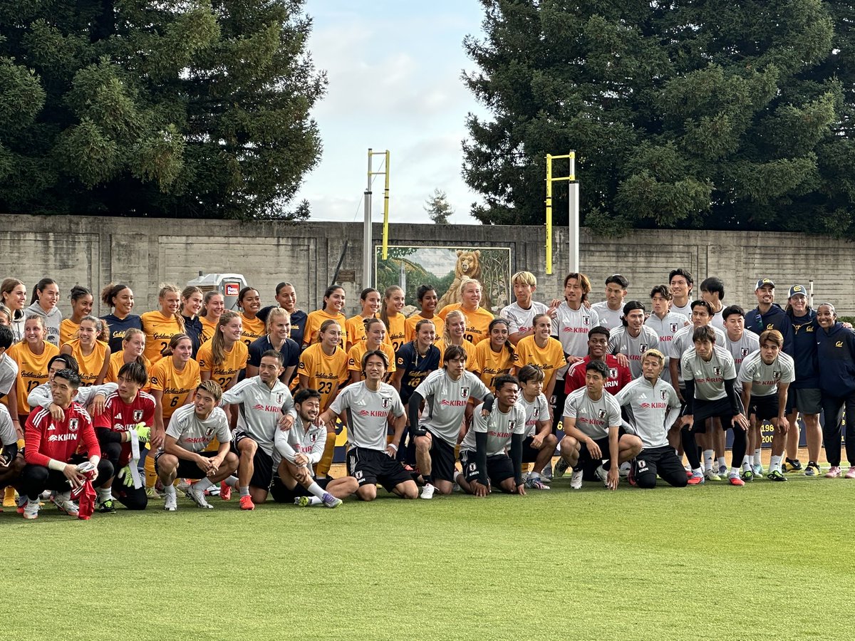 まもなくアメリカ遠征、4日目の練習開始。その前にカルフォルニア大学バークレー校、女子チームと記念撮影　

#daihyo #サッカー日本代表