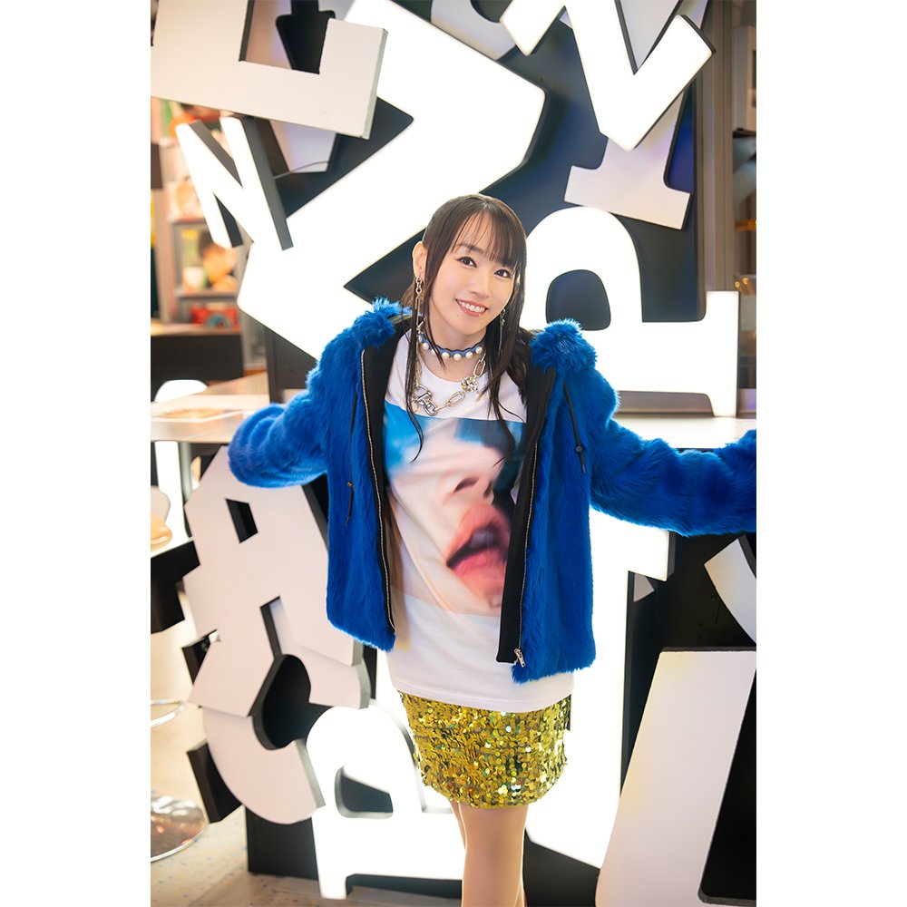 水樹奈々さん 着用 ニット＆スカート FmuENSdaUAAyCSv.jpg