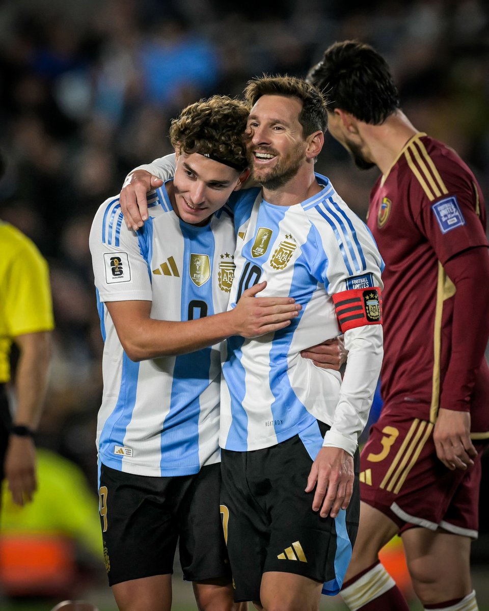brfootball's tweet photo. Scores twice in what's likely his final competitive match in Argentina. 

Wouldn't expect anything less from Leo Messi 🤩 https://t.co/d1UWGQJiy3