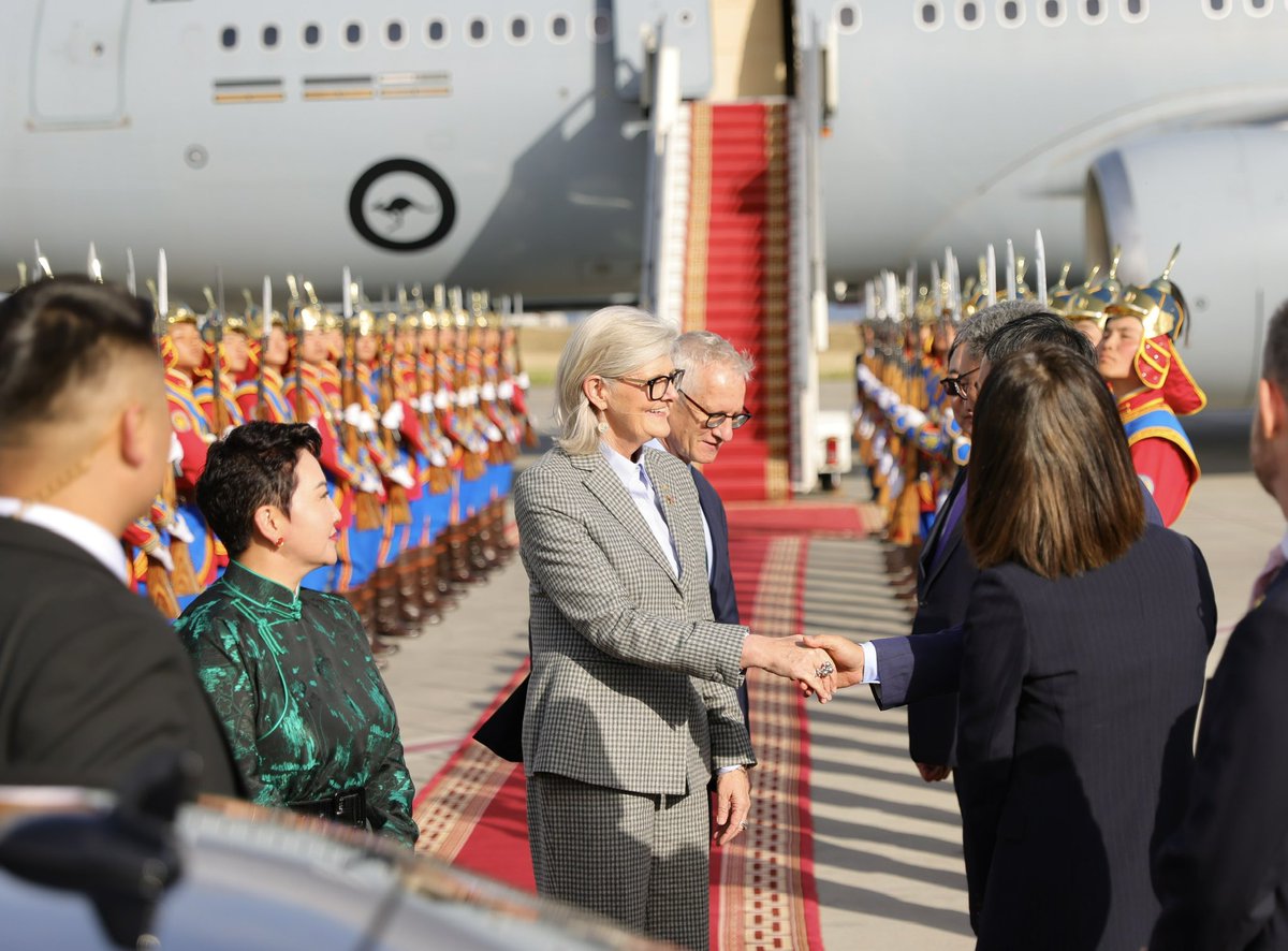 Монгол Улсын Ерөнхийлөгч Ухнаагийн Хүрэлсүхийн урилгаар Австралийн Холбооны Улсын Амбан захирагч Саманта Мостин, түүний нөхөр Симеон Бэкэтт нар төрийн айлчлалаар хүрэлцэн ирлээ.  

Эрхэмсэг Амбан захирагч Танд болон дагалдан яваа төлөөлөгчдөд гүн талархал илэрхийлье. 

Таны