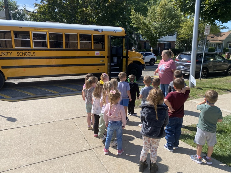 DundeeViking's tweet photo. Today we taught students the bus expectations for PBIS. Ask your child how they can ROW like a Viking on the bus! Did you know that we teach all students the expectations for all parts of the building? This creates a safe and predictable environment for students to thrive! 💙 https://t.co/9VOZTKeZ9d