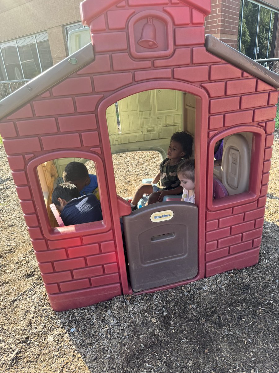 RCPS_EarlyLearn's tweet image. “Sunshine, sneakers, and belly laughs—today was pure playground magic.”
#playgroundvibes #preschool #pat #dph