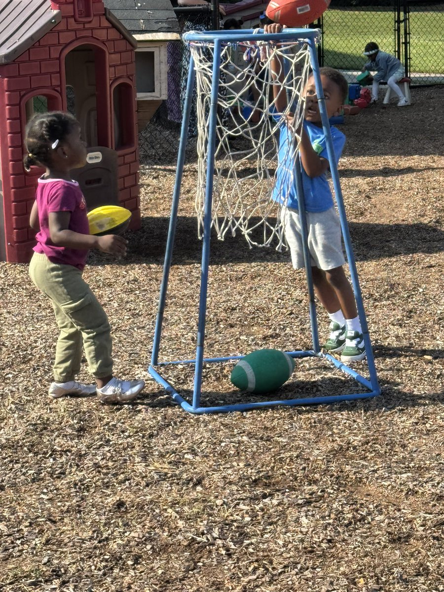 RCPS_EarlyLearn's tweet image. “Sunshine, sneakers, and belly laughs—today was pure playground magic.”
#playgroundvibes #preschool #pat #dph