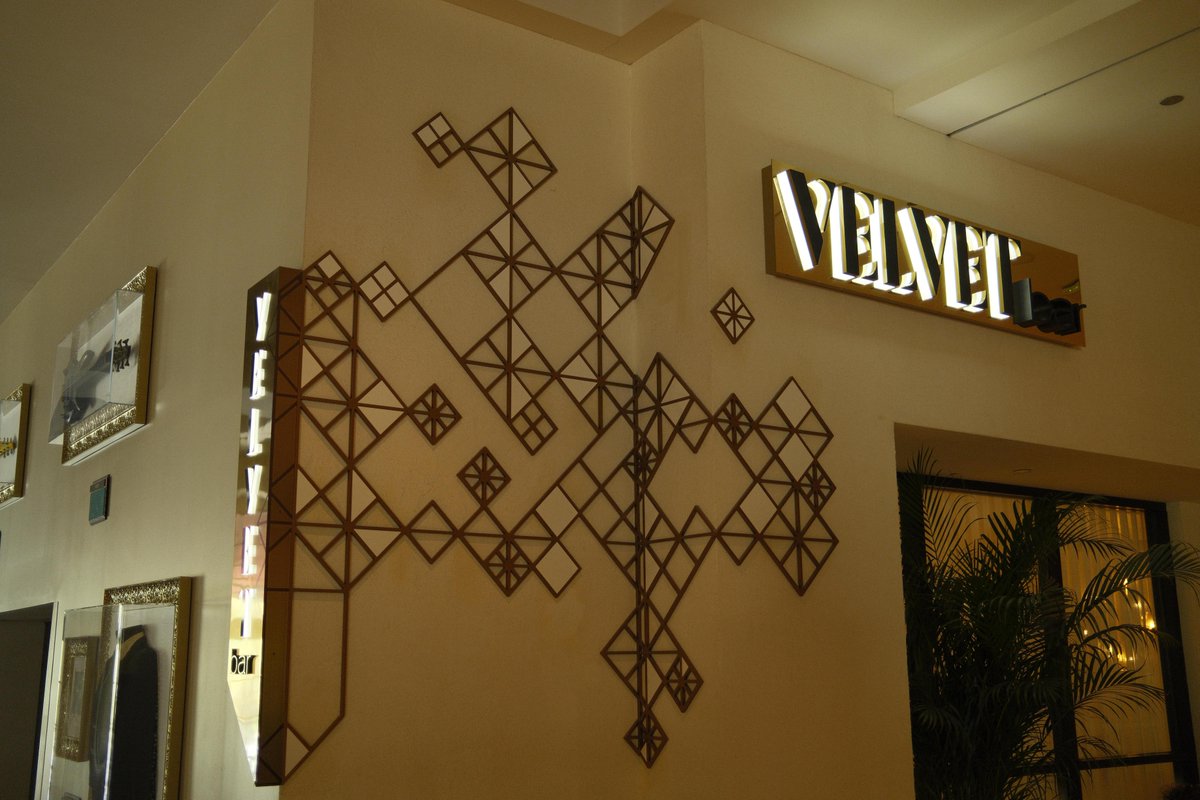 Live music + good vibes = your next night out 😎🎸

Swing by Velvet Bar for live music every night, plus crave-worthy apps and cocktails 🎶🍸