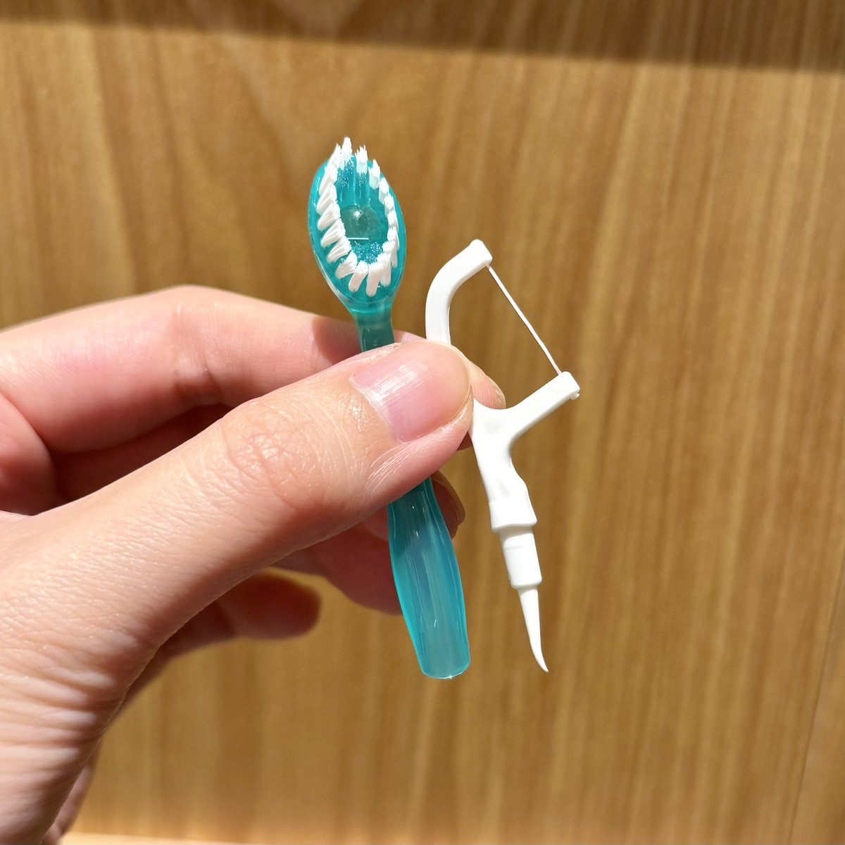 この使い捨て歯ブラシめっちゃ良い🦷🙆 歯磨き粉、フロス、爪楊枝付き