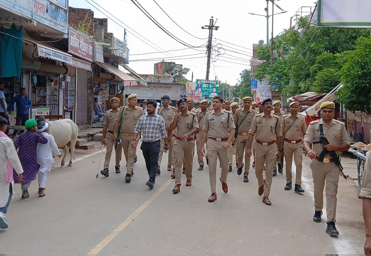 shravastipolice's tweet photo. पुलिस अधीक्षक श्री राहुल भाटी ने त्योहार बारावफात के जुलूसों के दृष्टिगत भारी संख्या में पुलिस बल के साथ क्षेत्र में भ्रमणशील-
कस्बा भिनगा पहुंचकर पैदल मार्च व ड्रोन से परखी सुरक्षा व्यवस्था, ड्यूटीरत पुलिसकर्मियों को दिए आवश्यक दिशा निर्देश।
#ASPSVI, #CO भिनगा मौजूद रहे। https://t.co/sXGbNzLt0z