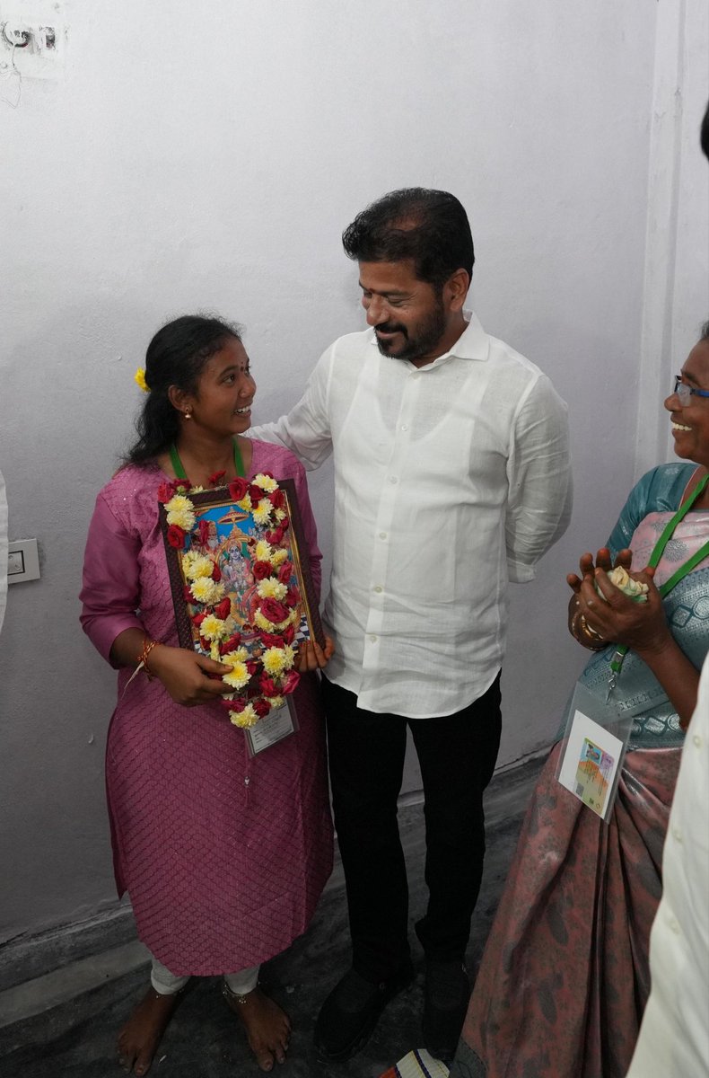 ManaRevanth's tweet photo. పేద ఇంటికి పండగ తెస్తాడు🥺
@revanth_anumula https://t.co/lnhe1hbXeL