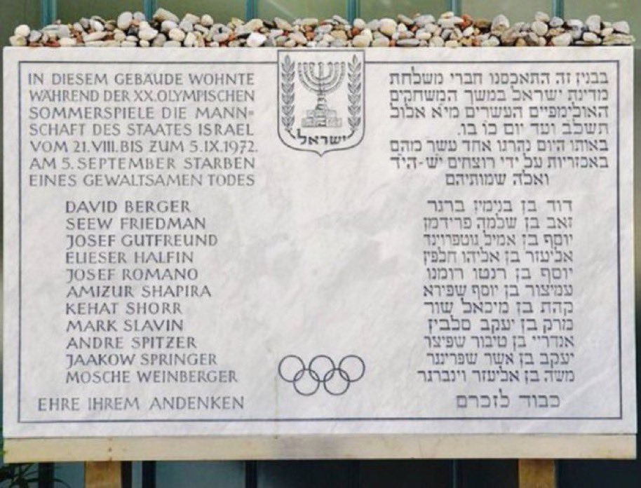 Heute vor 53 Jahren, am 5.9.1972, wurden in München bei den Olympischen Spielen elf israelische Sportler von palästinensischen Terroristen getötet. Vor dem damaligen Quartier der Mannschaft erinnert eine Gedenktafel an sie. Ehre ihrem Andenken.