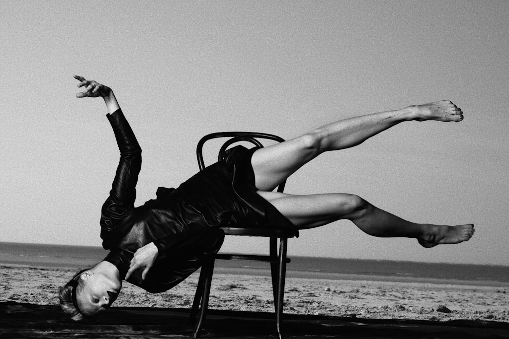 conraid's tweet photo. Kristen McMenamy.
Le Touquet, France, 2009.
Photo by Peter Lindbergh.
#posizionicomode https://t.co/F0lAhFd7gn