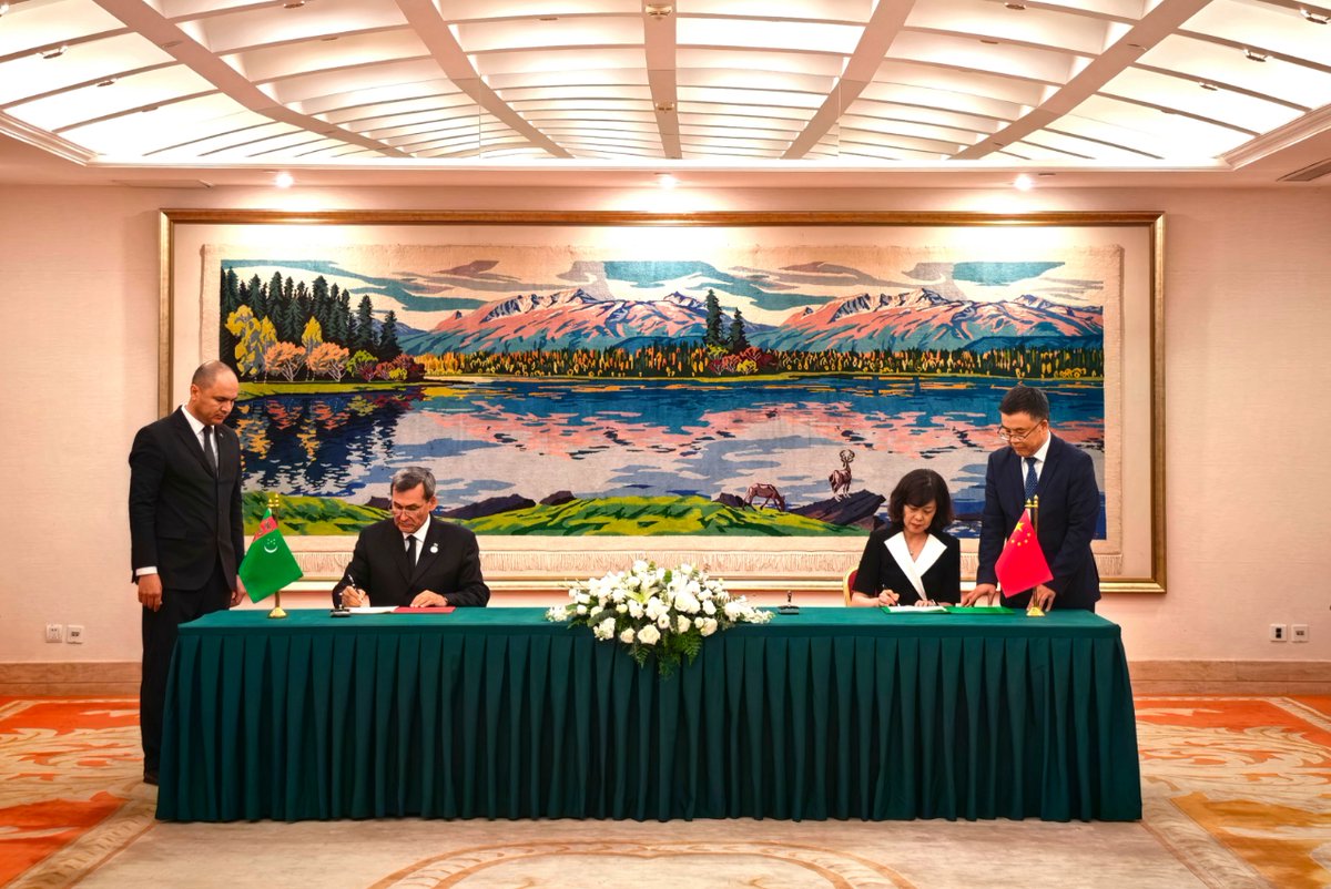 iLZU1909's tweet photo. 🤝#LZU signed a memorandum of understanding with the Institute of International Relations of the Ministry of Foreign Affairs of Turkmenistan during a signing ceremony of several bilateral cooperation documents between China and Turkmenistan in Beijing on Sept 2.
The two sides will deepen cooperation in student and faculty exchanges, joint research, professional training, resource sharing, and academic conferences.📘🎉 #InternationalLZU