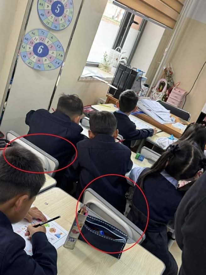 Тэдний хүүхдүүд өндөр төлбөртэй хувийн сургуульд явдаг‼️Бидний хүүхдүүд нэг ангид 60,70 аараа  чихэлцэж нэг ширээн дээр 3-уулаа суудаг‼️
Тэд жирийн ард түмэн биднийг болон бидний үр хүүхдийг 30 жил доромжиллоо‼️Яг одоо  тэднээс салцгаая