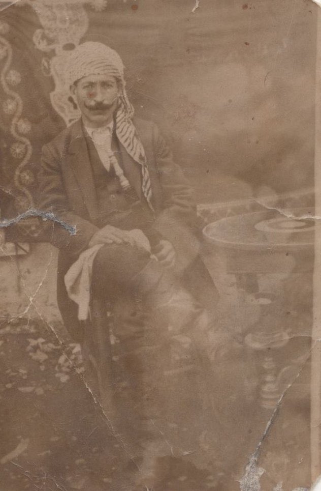 1920, Karizmasıyla dikkat çeken bir Kürt erkeği...