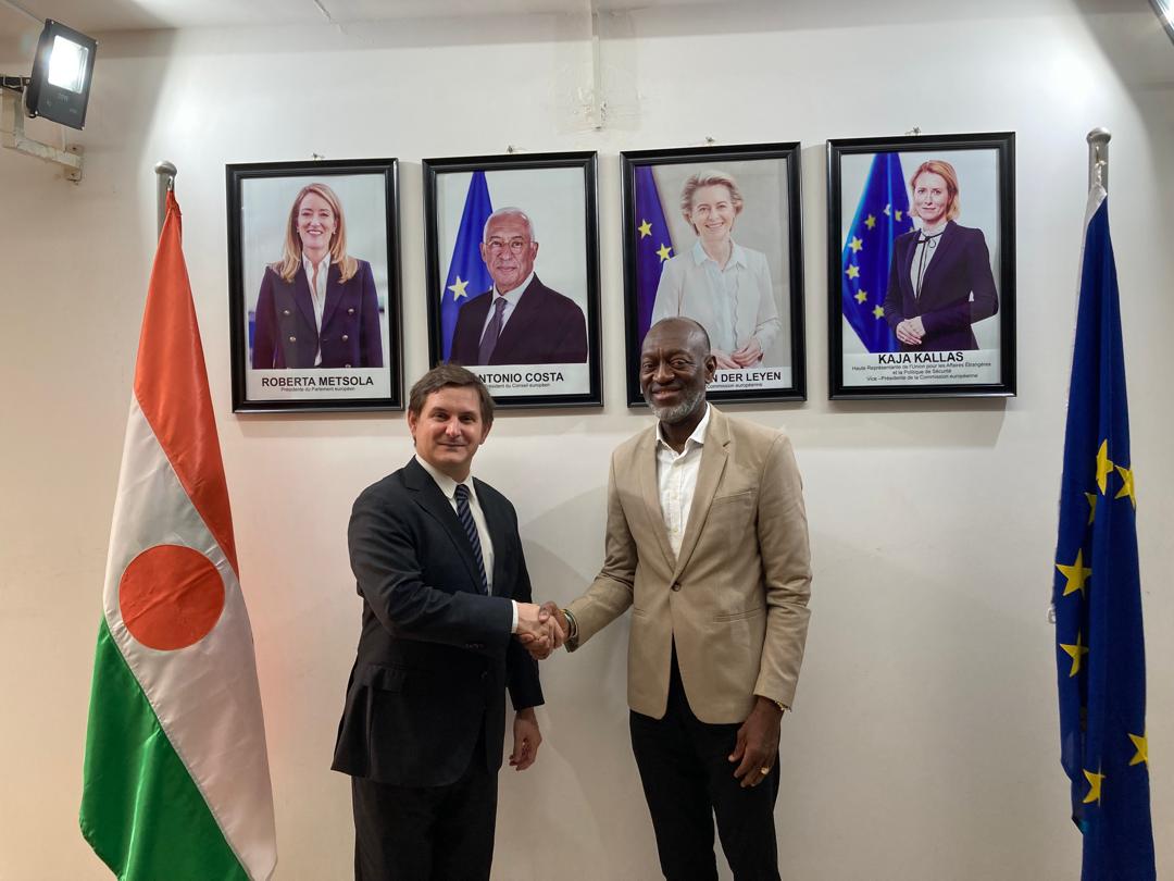 📍A Niamey, rencontre entre le Représentant du HCR et l’Ambassadeur de <a href="/dueniger/">UE au Niger</a>.

Les discussions ont porté sur les priorités du HCR, la collaboration en cours et les perspectives pour répondre aux besoins vitaux des personnes déplacées de force et des communautés hôtes.