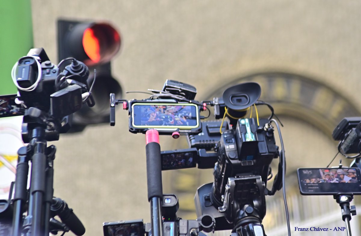 Camarógrafo fue agredido por integrante de organización cívica en la ciudad de Santa Cruz.

Lea el reporte de la Unidad de Monitoreo de los periódicos representados por <a href="/ANPBOLIVIA/">ANP Bolivia</a> 
acortar.link/gOnoTQ