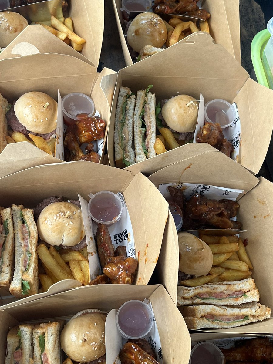 killz_bites's tweet image. Customer: My budget is N5,000 what can I get from @killz_bites? 

Customer Rep:
Say less, we’ve got you covered 😌✨ With ₦5,000 you can enjoy our Chop Life Combo (1 mini burger, 1 mini sandwich 1 mini fries 2 pcs of wings.

And because it’s #FridayFlex 🎉…
🚚 Flat-rate