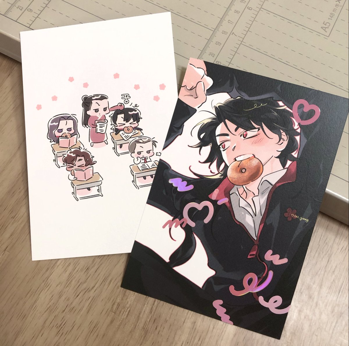 이번 통판 1차 발송분이 거의 도착한 것 같네요!
구매 특전은 양면 엽서인데 인쇄소에서 단면으로 잘못 보내준 엽서도 함께 보내드렸어요
스티커로 하나하나 커스텀 했답니다☺️💕