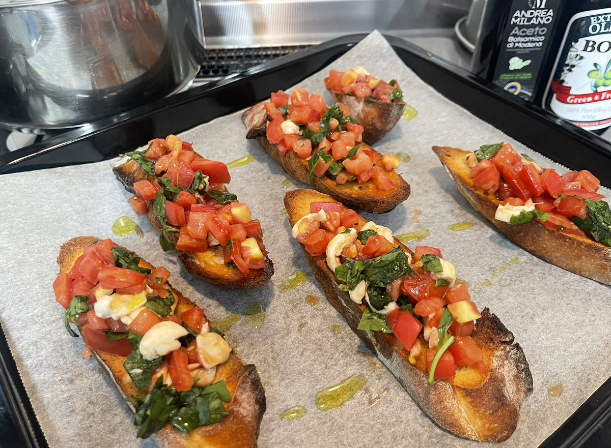 コストコ1人で頑張ったから、
お昼は超好きなブルスケッタ作った🍅❕