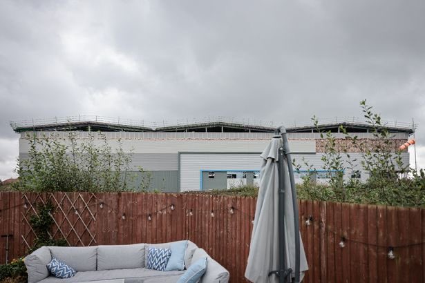 joeyconc's tweet image. Peel Holdings don’t have many fans in Wigan! 

60ft high warehouse immediately behind homes 😬

bbc.co.uk/news/articles/…