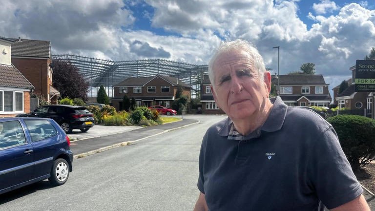 joeyconc's tweet image. Peel Holdings don’t have many fans in Wigan! 

60ft high warehouse immediately behind homes 😬

bbc.co.uk/news/articles/…