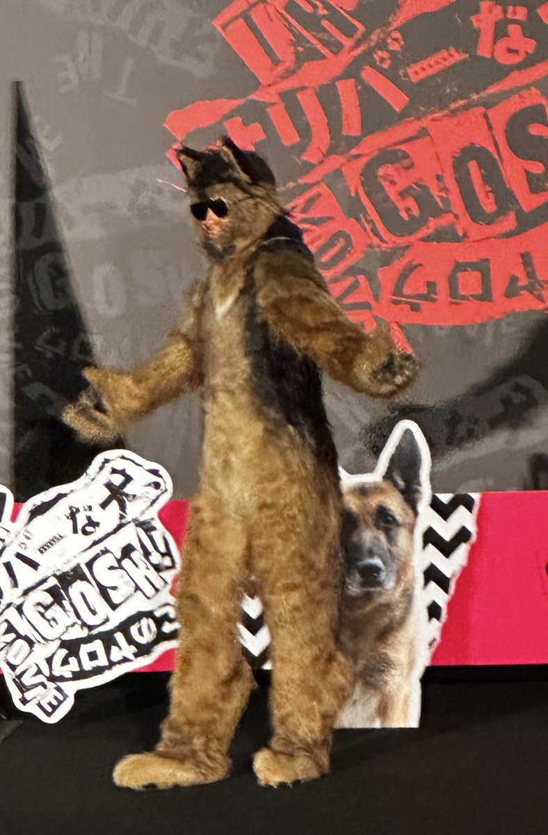 今月号のMOEは #犬といつまでも 
犬繋がりで?オダギリさんとの対談も載ってます
#オリバーな犬 #映画
の絵を描かせていただきまして
その絵を使ったシャツをオダギリさんに着てもらいました。いきなり着てくれと頼んだのに快く袖を通してくださってありがとうございました。 