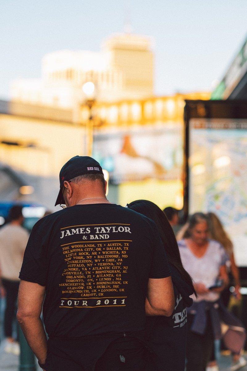 MFMGT's tweet photo. When the sound cut out mid-show, @JamesTaylor_com just smiled, kept strumming, and let the crowd sing the chorus, turning a glitch into an “absolute core memory.” 

At 77, that’s how a pro handles a moment. https://t.co/ym2IrA0sPq
