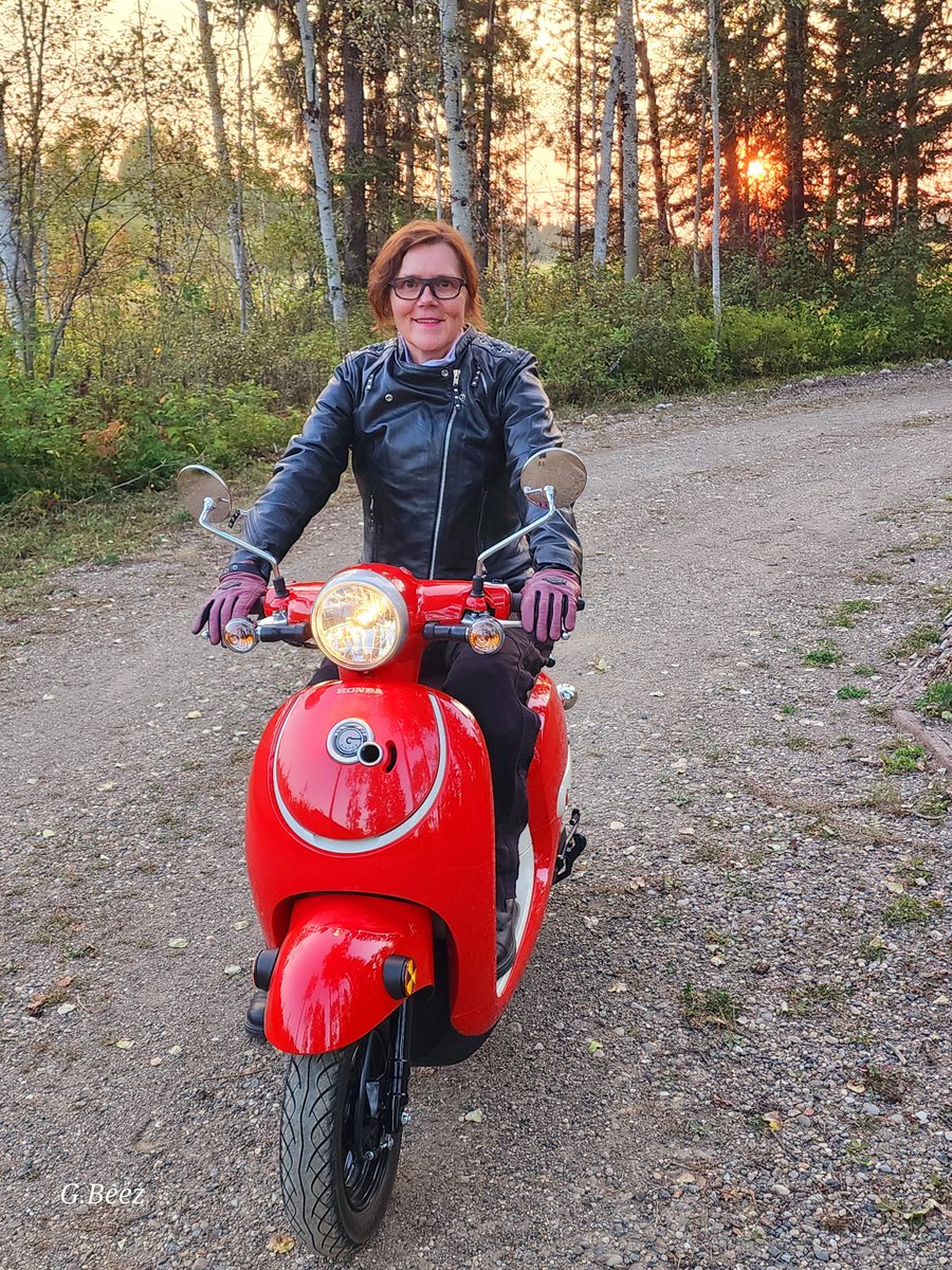 beesley_gillian's tweet image. I'm just about to head off on the scooter for a sunset ride to the river and points beyond😁🛵 Too much fun! #helmetwasworn #rideforfun