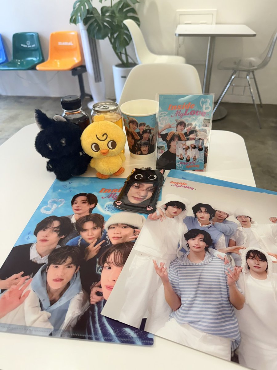 2geda1binttaem's tweet photo. 전에 삔이 생카 열었을 때도 방문했었지만 역시나 카페 너무 아기자기하고 귀엽게 꾸며놓으셨어요 🥹 다들 주말에 한번씩 들러보시길 🧡

그나저나 연한 색 초코캣 너무 탐났습니다…

#Inside_My_Love_RIIZE https://t.co/rVGL442gX9