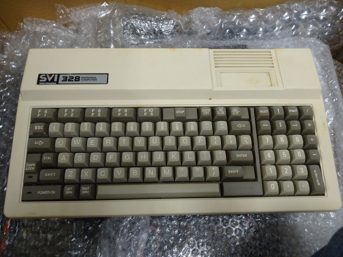 博物館で雨模様を見ていましたが
さほど激しい降りにはなっていません
拍子抜けと思い雨雲レーダー見ると…

間一髪ギリギリよけた形だった！
まあ、高台の岩盤の上なのでほぼ水害の心配ないのですが

で作業（保存箱あさり）中になんとMSX祖先機を発見！SVI328美品！
イベント前に発見したかったな…