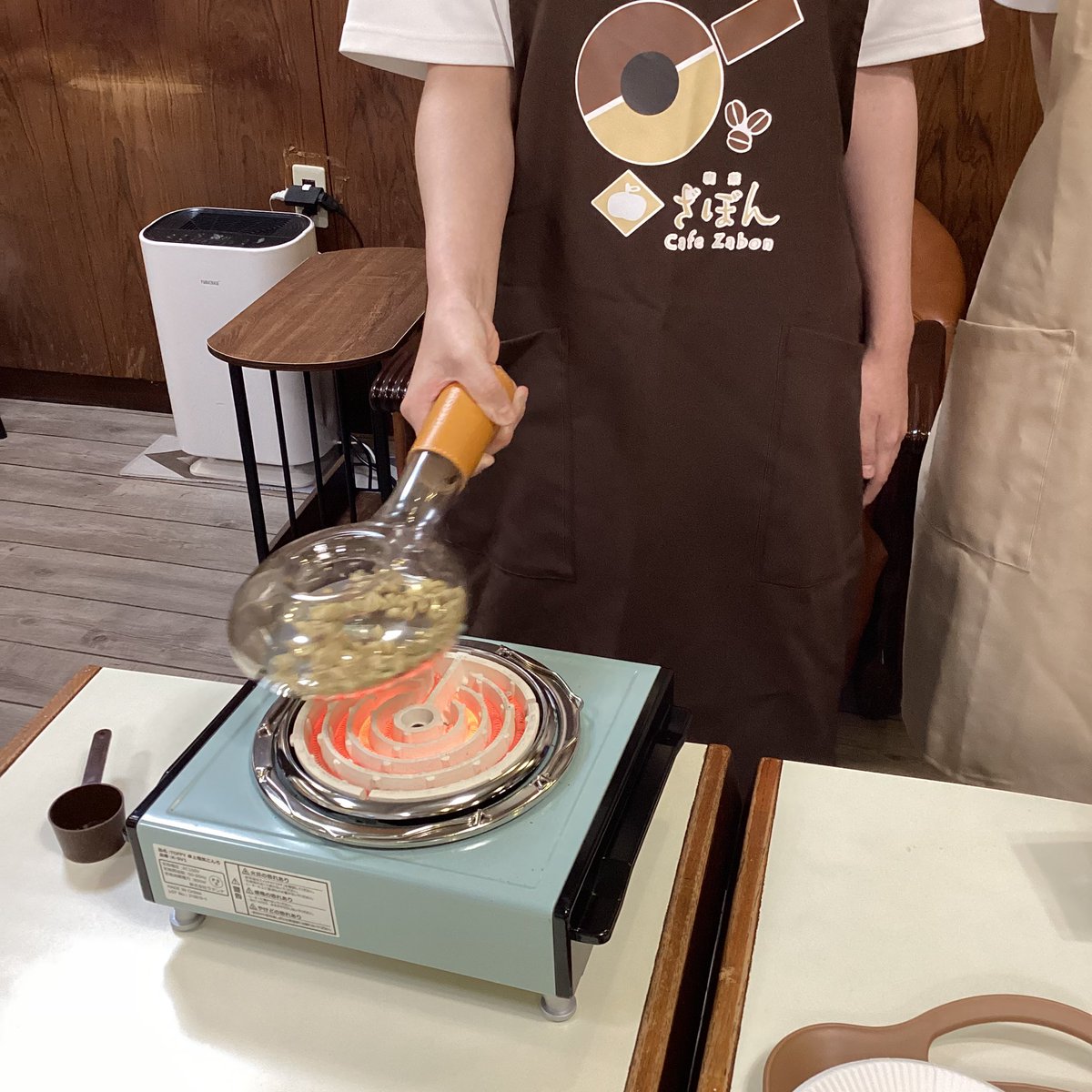 CafeZabon's tweet photo. 焙煎体験をしている様子です‼️
一か��丁寧に教えてくれて、香りや色の変化を楽しめました😆
カカオの焙煎からするチョコレート作り体験もすることができます🍫
子供連れでも楽しめるようになっています🙆✨
ぜひ☕️喫茶ざぼん☕️へお越しください‼️
#エコセロ 
#久留米
#コーヒー講座 
#焙煎体験 https://t.co/cdMey3F0BF