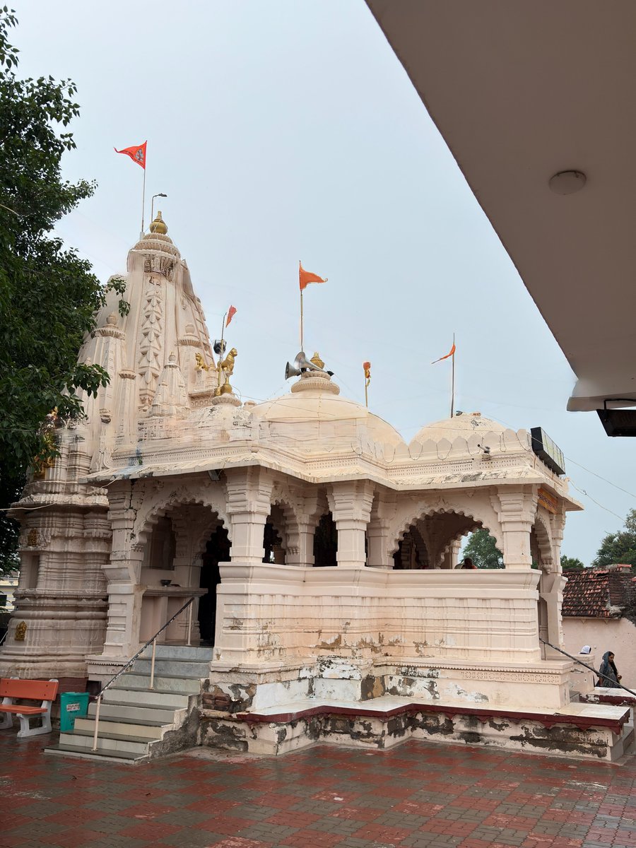 GujaratMap's tweet photo. Shitla Mata Mandir Kalavad 🛕 | Jamnagar | Divine Darshan 🙏✨

#ShitlaMataMandir #Kalavad #Jamnagar #ShitlaMata #MatajiDarshan #DivinePlace #SpiritualVibes #GujaratiCulture #Bhakti #TempleDarshan #GujaratTemple https://t.co/S6HWQmE0EC