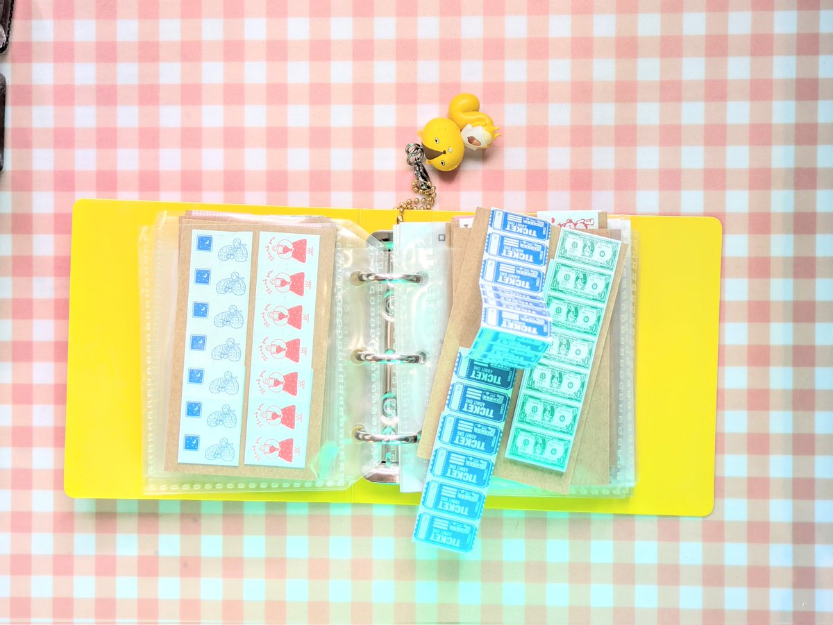 キングミニの黄色に出会えたので
キングカズマを貼る！！
中身はラベラーシール収納。
名刺サイズのカードにテープのりで剥離紙ごと貼り付けてるだけ。
ジャバラ折りして結構な量が入ります。便利♪