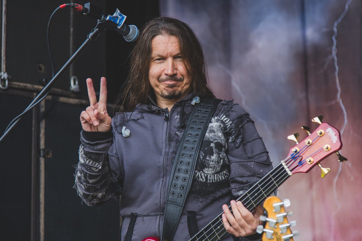 Поздравляем с днем рождения мощного бас-гитариста группы Кипелов Алексея Харькова!
Желаем ломовых концертов, крепкого здоровья и позитивного настроения!