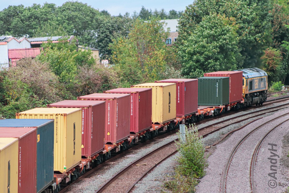 holtona72's tweet image. #FreightFriday A long line of coloured boxes full of imported goods heading inland from the port of Felixstowe last weekend. @GBRailfreight 66713 heads 4M23 Felixstowe North to Hams Hall through Oakham, the county town of #Rutland. #ShedWatch #GBRF 30/8/25