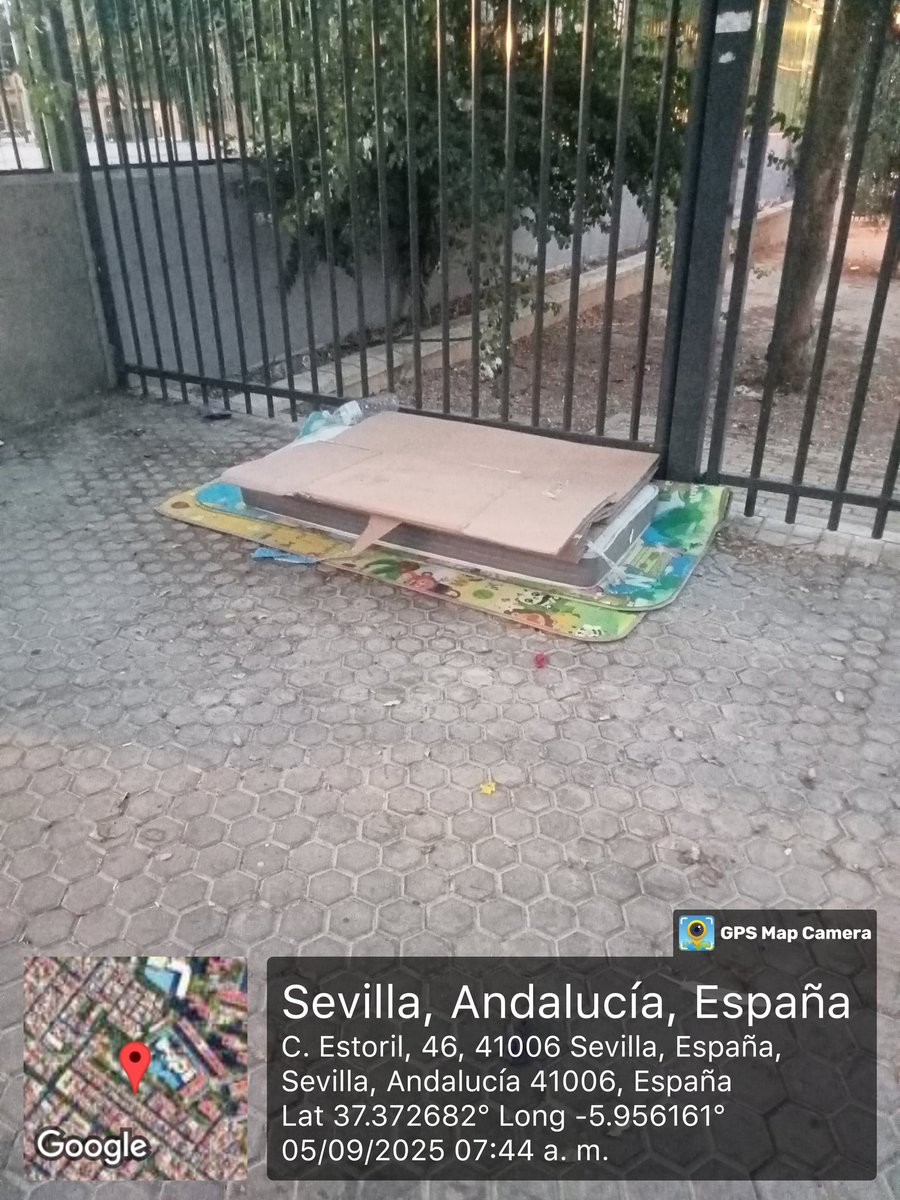 Cinco días lleva este colchón en la puerta del colegio Emilio Prados,junto a la verja del centro Utopía. Van a esperar que los niños vuelvan al colegio? <a href="/DtoCerroAmate/">Distrito Cerro-Amate (Sevilla)</a>  <a href="/eveliarincon/">Evelia Rincón</a>  <a href="/LipasamSevilla/">Lipasam</a>  <a href="/jlsanzalcalde/">José Luis Sanz</a>
Y Vd. <a href="/pepelugomoreno/">José Lugo Moreno</a> ? Va a tomar nota ?