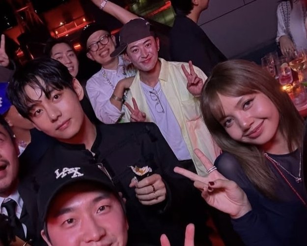 elprimeramor_tl's tweet photo. 2022-2023-2025
I like to see them both side by side
#LISA #TAEHYUNG #taelice #taelisa #vlisa #BLACKPINK #BTS #BLINK #ARMY https://t.co/u1Qn0EVf1N